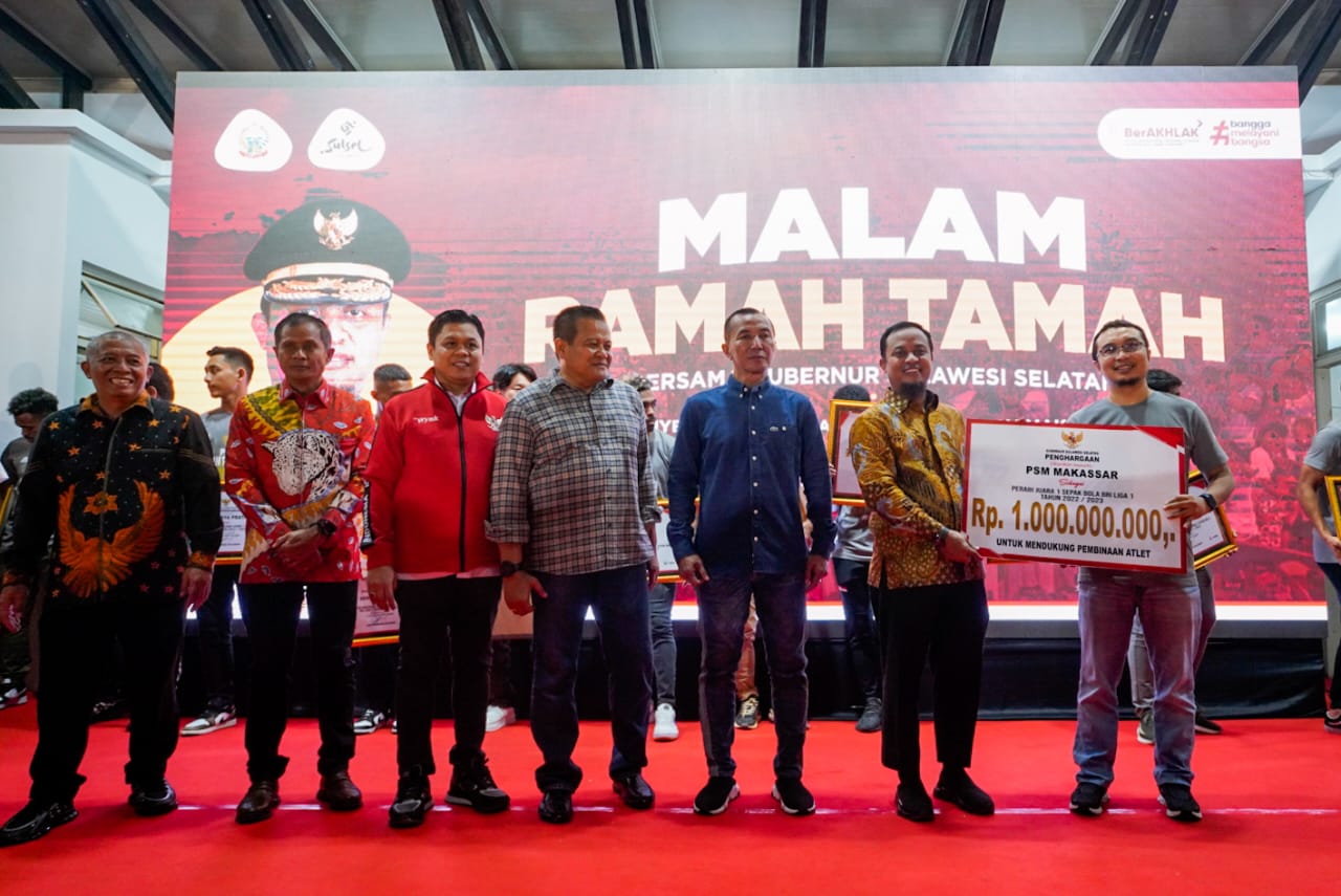 Pemprov Sulsel Serahkan Rp1 Miliar Bonus Untuk PSM Makassar